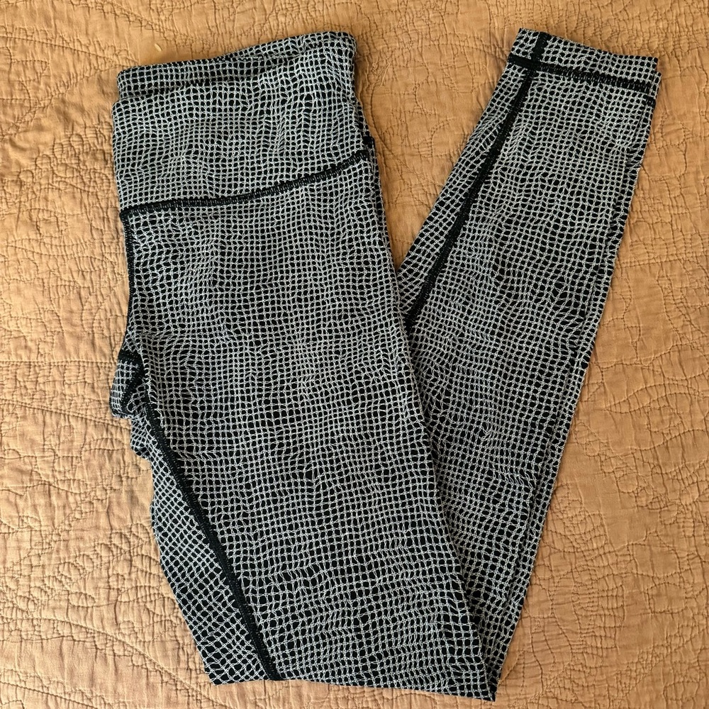 EUC Lululemon Size 10 Wunder Under Pant III 30” - Fall Net White Black